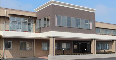 落ち着いた外観の建物