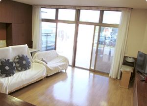 広々として明るいお部屋