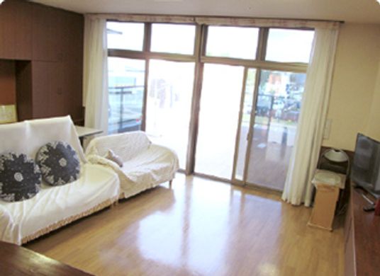 広々として明るいお部屋