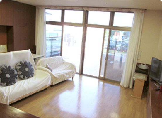 広々として明るいお部屋