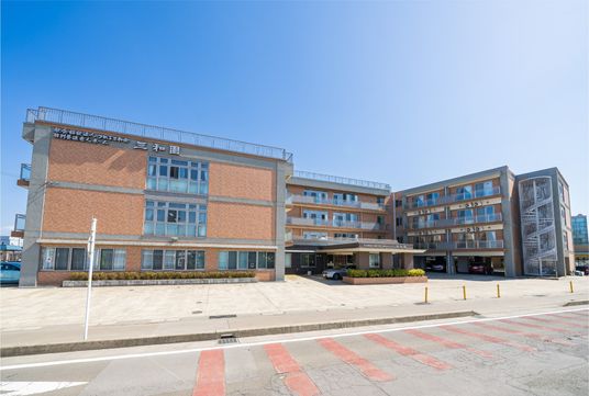 三階建ての建物