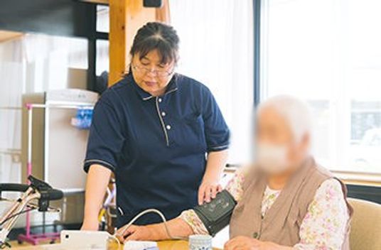 スタッフが介助中の部屋