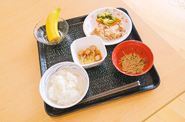 明るい食事スペース