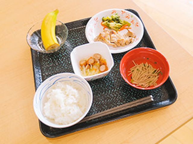 明るい食事スペース ダイニングルーム ゆったりとした食事の時間を過ごせるダイニングです。彩り豊かな料理が並び、心地よさそうです。