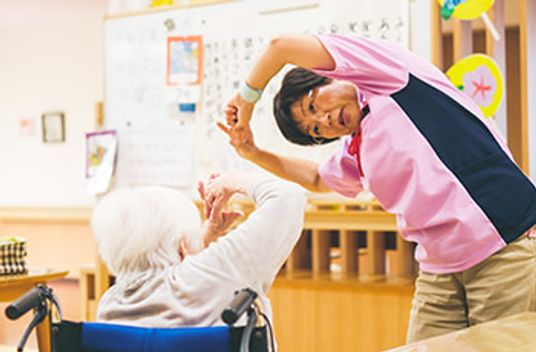 笑顔で支援するスタッフ