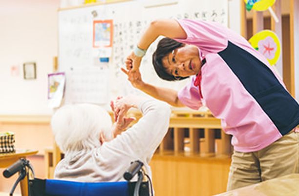 笑顔で支援するスタッフ