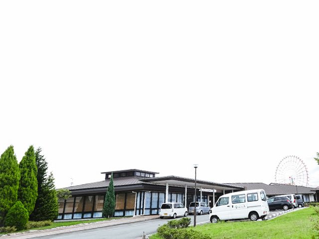 緑豊かな建物外観 外観 広々とした外観は、自然に囲まれた環境の中にあり、心地よい散歩をお楽しみいただけます。