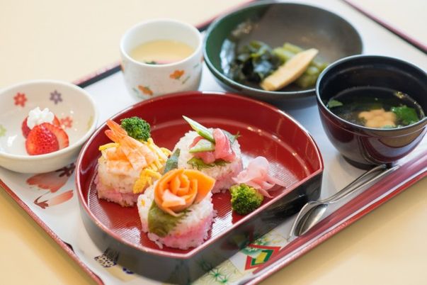 彩り豊かな料理の皿