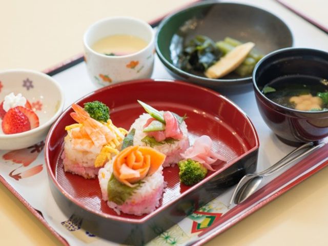 彩り豊かな料理の皿 料理 おしゃれで彩り豊かな食事です。美味しい料理は利用者様の楽しみの一つになります。