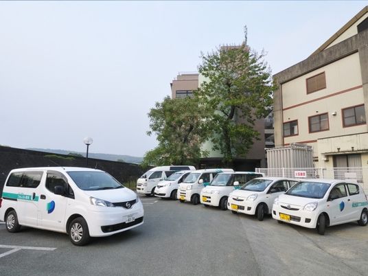 送迎車が並ぶ外観  
