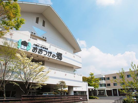 明るい施設外観  