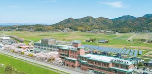 緑に囲まれた施設の外観  