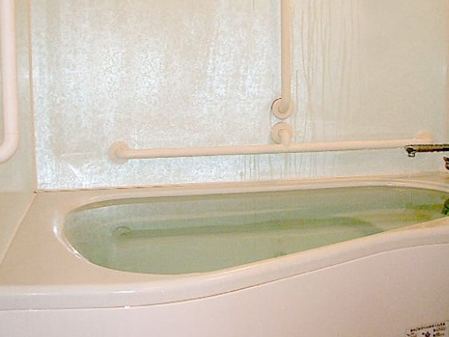 手すり付きの浴槽 浴室 手すりが設置された安全な浴槽です。高齢者の方の入浴が安心して行えます。
