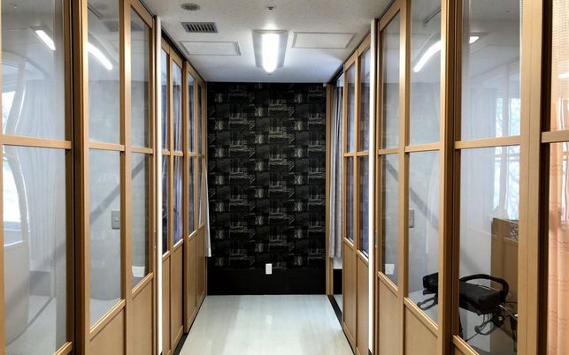 シンプルで明るい廊下