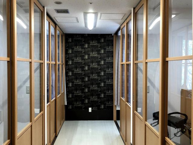 シンプルで明るい廊下 廊下 自然光が差し込む明るい廊下は、快適な移動をサポートします。清潔感のある空間です。