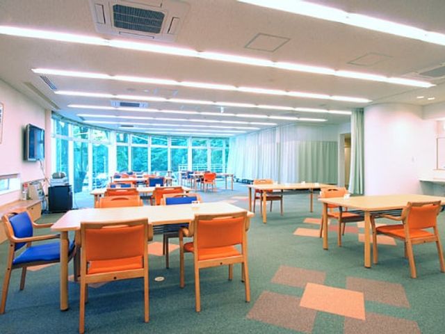 自然光が入るラウンジ ラウンジ 広々としたラウンジは、自然光が優しく差し込み、リラックスしたひとときを過ごすのに最適です。