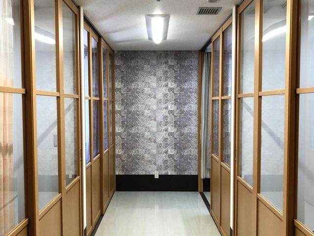 明るい廊下 廊下   自然光が差し込む明るい空間の廊下です。快適に移動できる幅が確保されています。