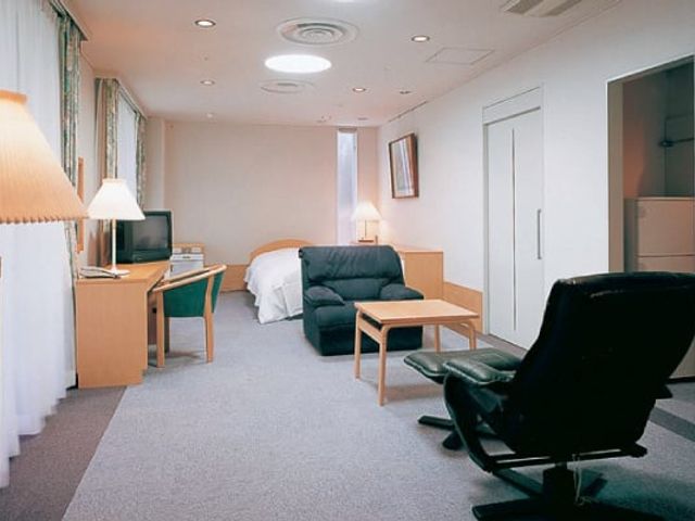 落ち着いた雰囲気の居室 居室 柔らかい照明が特徴の居室です。快適な空間で過ごす時間が、リラックスを促します。