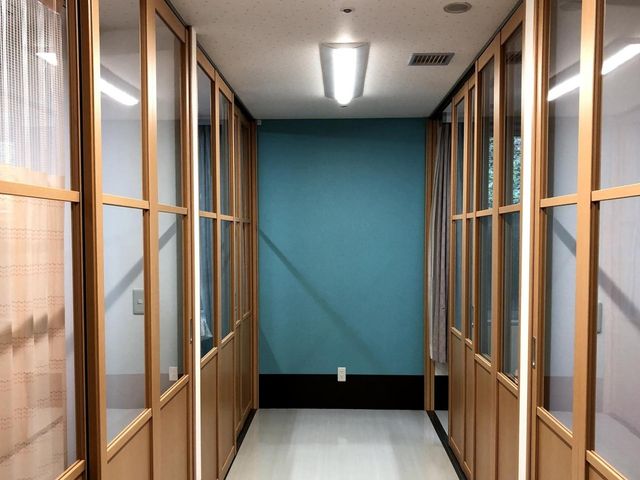 広々とした廊下 廊下 自然光が差し込む明るい廊下です。フロア全体が見渡せる、開放的な空間が特徴です。