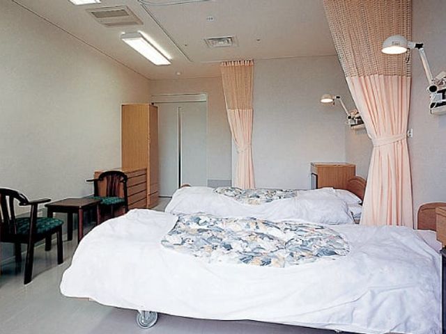 明るい居室 居室 落ち着いた雰囲気の部屋には、自然光が差し込む大きな窓があります。居心地の良い空間で過ごせます。