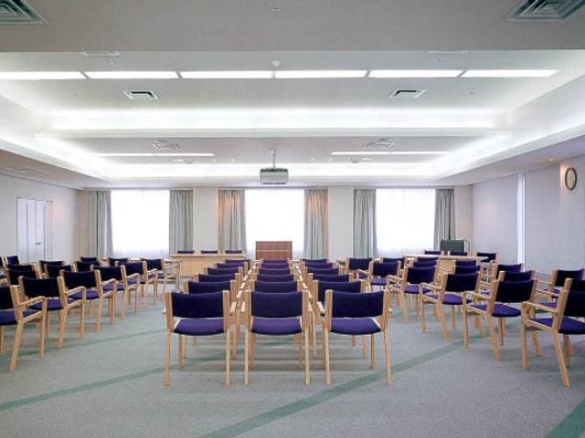 広々とした多目的室 多目的室 広々とした空間に数多くの椅子が並び、会議やイベントに最適な環境です。自然光が差し込む落ち着いた雰囲気です。