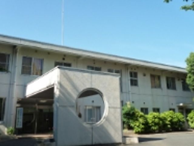 広い外観の建物 外観 緑に囲まれた建物は、働く人にリラックスできる環境を提供します。さわやかな空気が流れています。