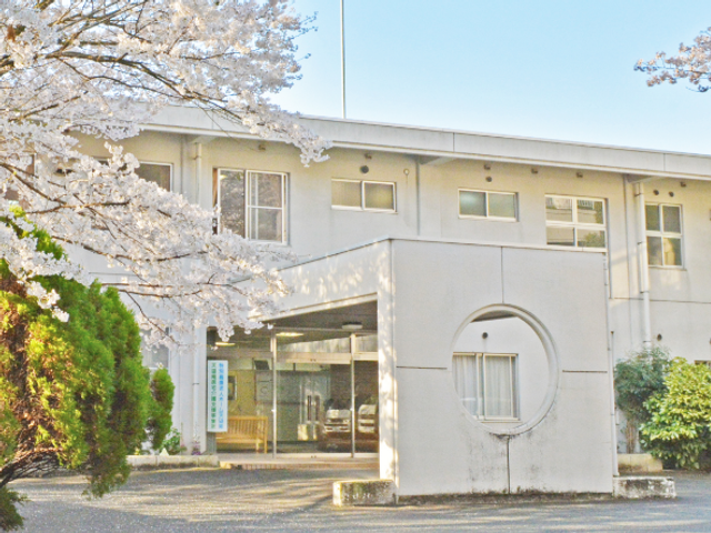 エントランスの桜 エントランス 春には桜が咲き誇るエントランスです。自然を感じながら、穏やかに働けます。