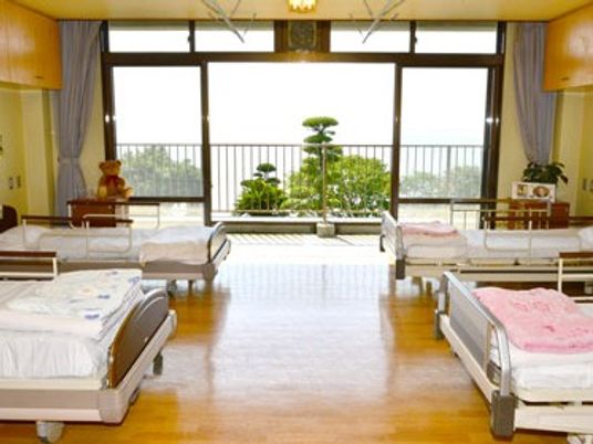 明るい共有空間の居室  