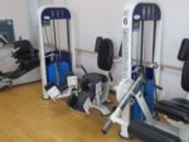 運動器具の並ぶトレーニング室 機能訓練室 広々とした空間に各種運動器具が整然と配置されており、日々の健康維持に励む姿を思い浮かべることができます。