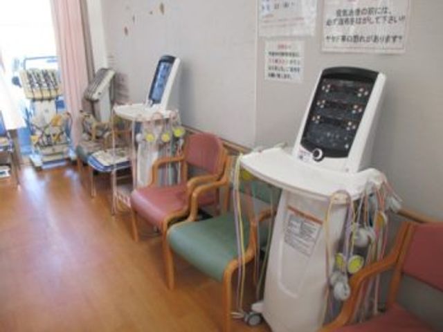 機能訓練機器と椅子 機能訓練室 機能を支える訓練機器が整えられた部屋です。ゆったり座れる椅子も用意され、ゆっくりと時間を過ごせます。