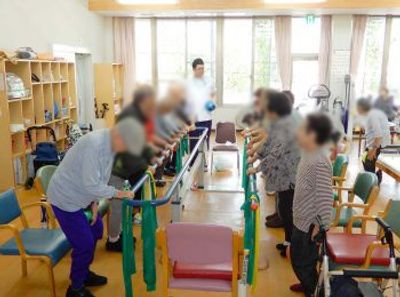 体操をする人々の部屋