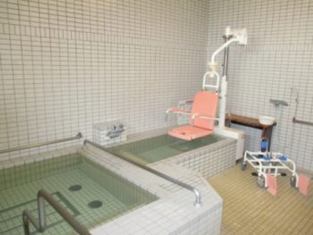 快適な浴室設備 浴室 手すり付きで安全に配慮された浴室です。ゆったりとしたバスタイムをお過ごしいただけます。