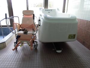 入浴用機器のある浴室  