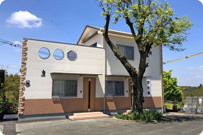 自然に囲まれた外観