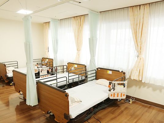 明るい居室のベッド列  