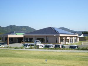 緑に囲まれた平屋の外観  