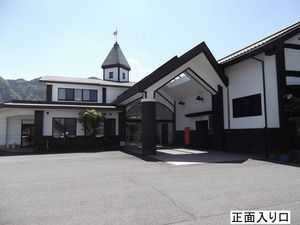 正面入口の外観  