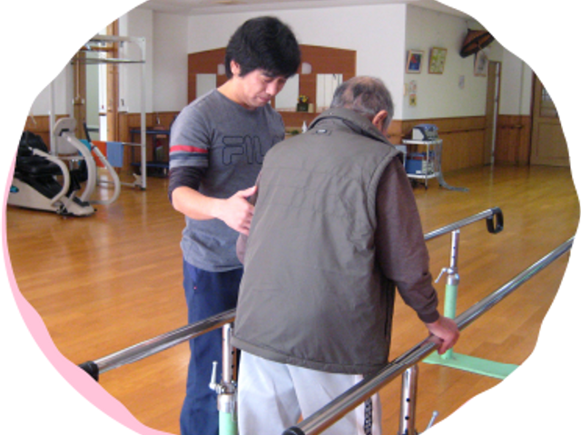 歩行訓練中の部屋 機能訓練室 安心して歩行訓練ができる広々とした空間です。指導者のサポートで安全面も万全です。