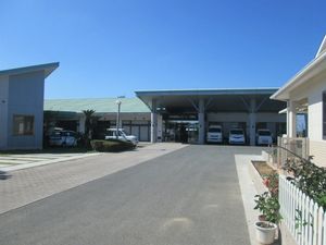 施設正面の外観  