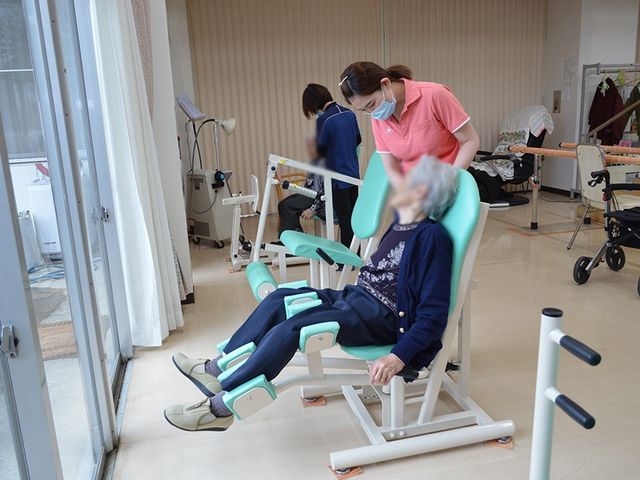 訓練に励む風景 機能訓練室 自然光の中で、サポートを受けながら快適に機能訓練が可能な空間です。