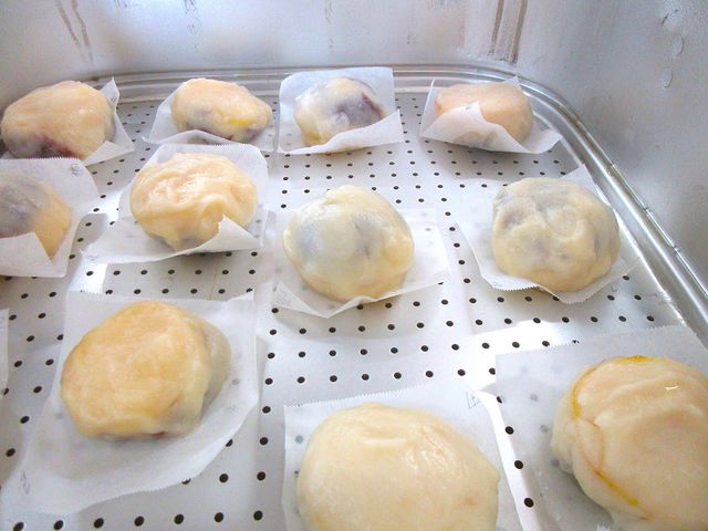お菓子が並ぶ棚 キッチン おいしそうなお菓子が整然と並び、食事の準備が楽しみになります。