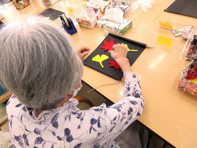 作業風景のラウンジ ラウンジ 自然光の入る明るい空間で、丁寧に手作業を楽しむことができます。リラックスしたひとときをどうぞ。