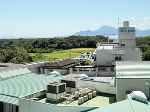 病院と緑の景色外観  