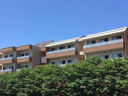 明るい建物の外観  