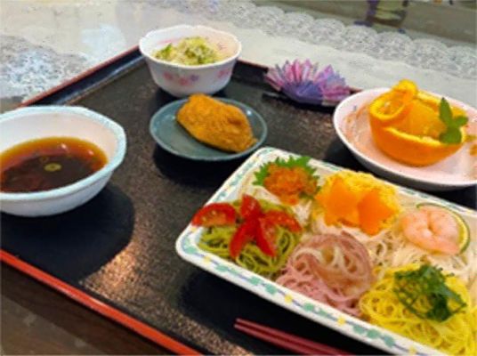 料理が並ぶテーブル
