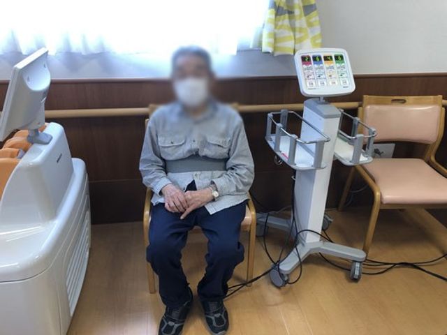 椅子に座る方の様子 機能訓練室 リラックスできる椅子で訓練を行う方の様子です。快適な空間で支援を受けられます。