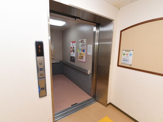 清潔なエレベーターの入り口