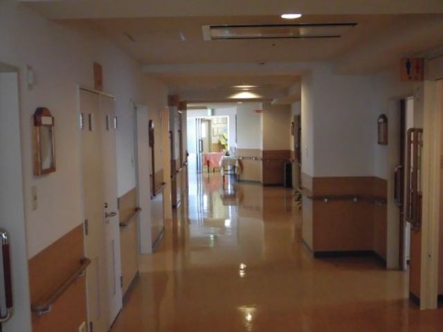 清潔な廊下 廊下 床が光沢を放ち清潔感あふれる廊下です。手すりも備えられ、安全に配慮された作りになっています。