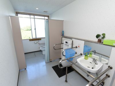 バリアフリー対応の洗面台とトイレ