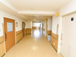 明るく清潔な廊下